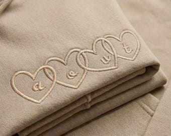 Personalisierter Hoodie mit Herzstickerei zum Valentinstag | Geschenk für Paare, Familie und alle, die Liebe lieben | Handgefertigter Hoodie aus Lille, Frankreich | 22 Farben