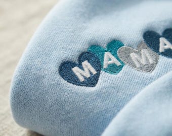 Personalisiertes, besticktes Sweatshirt mit Namen, Buchstaben und Herzen | Geschenk für Mama, Papa, Familie und Kinder | Handgefertigtes Sweatshirt aus Lille, Frankreich | 22 Farben