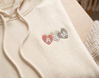 Personalisiertes, besticktes Sweatshirt mit 3 Herzen und Initialen | Geschenk für Paare