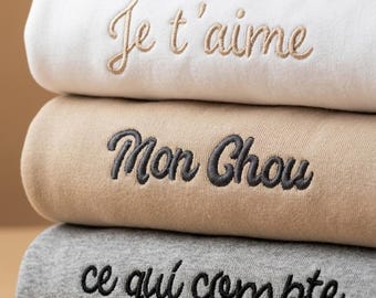 Besticktes Sweatshirt mit personalisierter Valentinstagsbotschaft in Schreibschrift