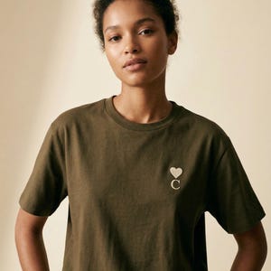 T-shirt personalizzata con iniziale e cuore ricamato · Design discreto e minimalista · Regalo ideale per coppie, migliori amici e innamorati · Ricamata in Francia
