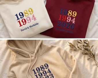 Personalisierter, bestickter Zeitleisten-Sweatshirt | Jahrestagsgeschenk für Paare und Familien | Handgefertigter Hoodie aus Lille, Frankreich | 22 Farben