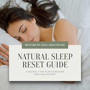 Könnte beinhalten: Eine schlafende Frau in einem Bett mit weißer Bettwäsche. Ein Schild im Vordergrund zeigt "NATURAL SLEEP RESET GUIDE" mit dem Text "RESTORE MY SOUL HEALTHCARE" darüber und "A HOLISTIC 7-DAY PLAN TO RESTORE DEEP, HEALING REST" darunter.