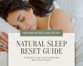 Puede incluir: Una mujer dormida en una cama con sábanas blancas. Un letrero en primer plano dice "NATURAL SLEEP RESET GUIDE" con el texto "RESTORE MY SOUL HEALTHCARE" arriba y "A HOLISTIC 7-DAY PLAN TO RESTORE DEEP, HEALING REST" abajo.