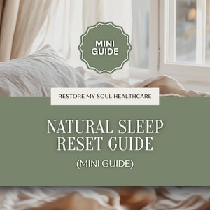 Könnte beinhalten: Werbebild für einen Schlaf-Ratgeber. Das Bild zeigt ein Bett mit weißer Bettwäsche und ein Fenster im Hintergrund. Der Text auf dem Bild lautet "NATURAL SLEEP RESET GUIDE (MINI GUIDE)" und "RESTORE MY SOUL HEALTHCARE". Ein grünes Abzeichen zeigt "MINI GUIDE".