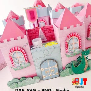 Puede incluir: Un castillo de papel rosa con detalles en azul claro, con ventanas arqueadas, una bandera y un dragón verde. El castillo tiene un diseño detallado con un tema de cuento de hadas. Incluye el texto "DXF - SVG - PNG - Studio".