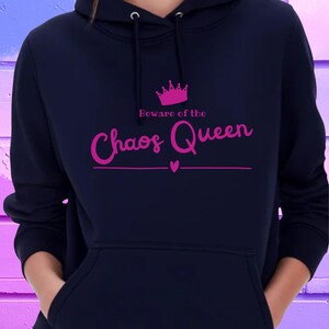 Damen Hoodie „Beware of the Chaos Queen“ | Statement Kapuzenpullover für Frauen & Teenager | Cozy Streetwear | Geschenkidee