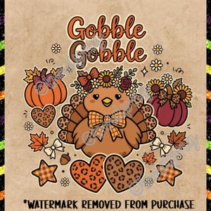 Può includere: Un'illustrazione grafica con il testo Gobble Gobble sopra un tacchino centrale che indossa una corona floreale e un papillon a quadri. Il design include zucche arancioni e marroni, cuori con stampa leopardata, foglie autunnali e stelle su sfondo marrone chiaro.