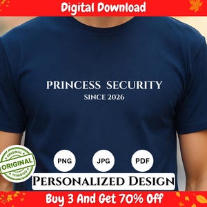 Pode incluir: Camiseta azul marinho com o texto branco "PRINCESS SECURITY SINCE 2026". A camisa também apresenta as palavras "PERSONALIZED DESIGN" e as opções de tipo de arquivo PNG, JPG e PDF. Há também um distintivo "ORIGINAL" verde e branco.