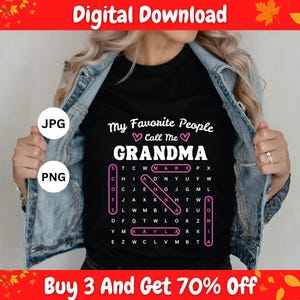 以下が含まれることがあります： 「My Favorite People Call Me Grandma」の文字が白とピンクでプリントされた黒いTシャツ。MaryやKaylaなどの名前がハイライトされたワードサーチパズル。画像には「JPG」と「PNG」のボタンが含まれています。