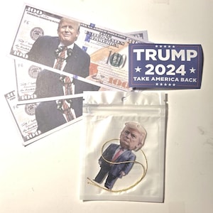 Decorazione natalizia bifacciale di Donald Trump 2025 in acrilico 2D, con in omaggio banconote di Trump e un adesivo impermeabile.