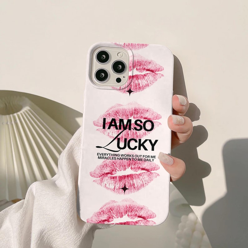 Rosa läppar telefonskal, lycklig tjej iPhoneskal, kokett estetiskt telefonskal, lyckocitat telefonskal, sött tjejigt iPhoneskal bild 4