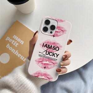 Rosa läppar telefonskal, lycklig tjej iPhoneskal, kokett estetiskt telefonskal, lyckocitat telefonskal, sött tjejigt iPhoneskal bild 9