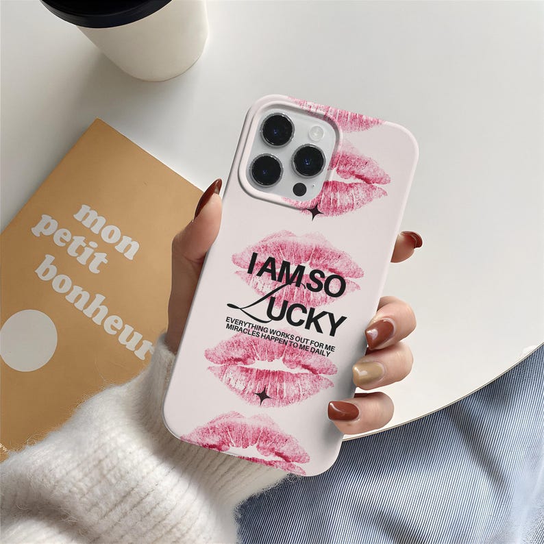 Rosa läppar telefonskal, lycklig tjej iPhoneskal, kokett estetiskt telefonskal, lyckocitat telefonskal, sött tjejigt iPhoneskal bild 9