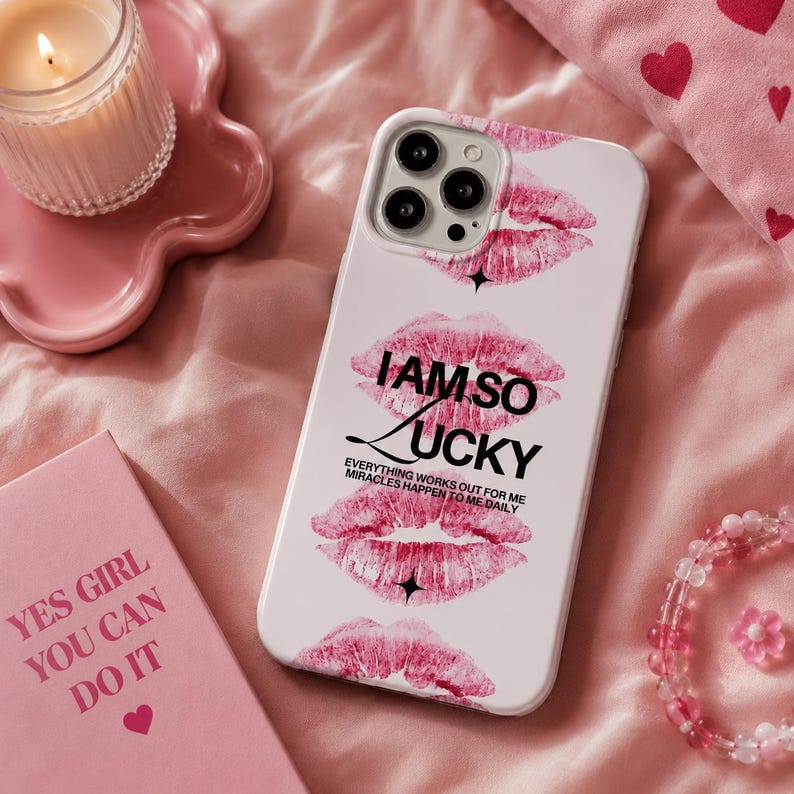 Rosa läppar telefonskal, lycklig tjej iPhoneskal, kokett estetiskt telefonskal, lyckocitat telefonskal, sött tjejigt iPhoneskal bild 5