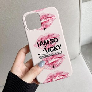 Rosa läppar telefonskal, lycklig tjej iPhoneskal, kokett estetiskt telefonskal, lyckocitat telefonskal, sött tjejigt iPhoneskal bild 7