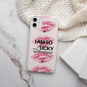 Rosa läppar telefonskal, lycklig tjej iPhoneskal, kokett estetiskt telefonskal, lyckocitat telefonskal, sött tjejigt iPhoneskal bild 8