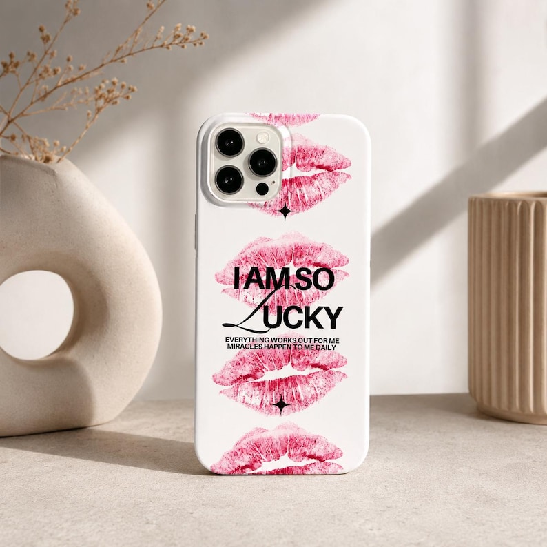 Rosa läppar telefonskal, lycklig tjej iPhoneskal, kokett estetiskt telefonskal, lyckocitat telefonskal, sött tjejigt iPhoneskal bild 3