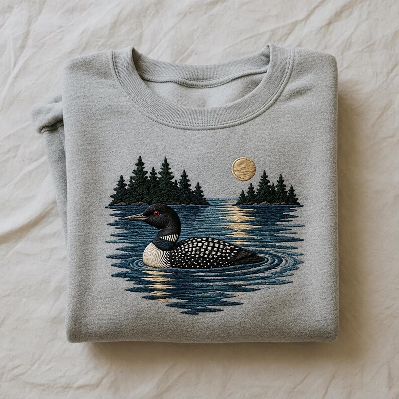 Sudadera bordada de colimbo, Bosque a la luz de la luna, Vida en la cabaña al aire libre imagen 1