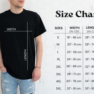 Może przedstawiać: Czarny t-shirt z tabelą rozmiar&oacute;w, pokazujący wymiary w calach i centymetrach. Tabela zawiera rozmiary od S do 5XL, z odpowiednimi wymiarami szerokości i długości. Osoba ma na sobie t-shirt.