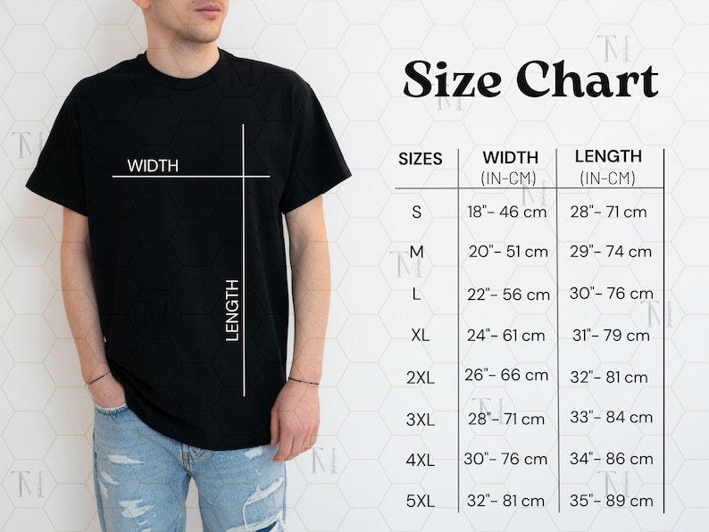 Może przedstawiać: Czarny t-shirt z tabelą rozmiar&oacute;w, pokazujący wymiary w calach i centymetrach. Tabela zawiera rozmiary od S do 5XL, z odpowiednimi wymiarami szerokości i długości. Osoba ma na sobie t-shirt.