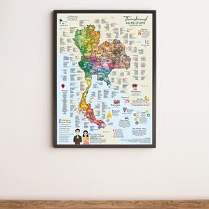 Puede incluir: Un mapa enmarcado de Tailandia, con una colorida ilustración de las regiones del país. El mapa incluye etiquetas de texto para ciudades, puntos de referencia y otros puntos de interés. El título "Thailand Adventure" se muestra en la parte superior.