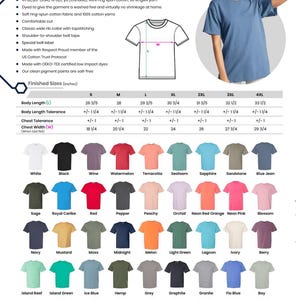 Puede incluir: Camisetas Comfort Colors te&ntilde;idas con tintes para prendas de alta calidad en varios colores. La imagen muestra un modelo con una camiseta azul, una tabla de tallas y una carta de colores con opciones como blanco, negro y rojo. Tallas de la S a la 4XL.