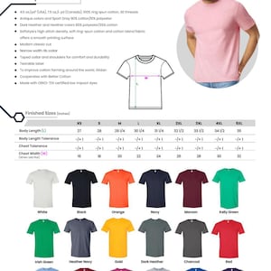 Puede incluir: Una camiseta Gildan Softstyle en varios colores, incluyendo blanco, negro, naranja y azul marino. La imagen muestra a un hombre con una camisa rosa. La camiseta presenta un corte cl&aacute;sico moderno y un cuello de canal&eacute; estrecho. Las tallas acabadas se muestran en pulgadas.