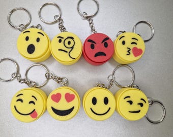 Juego de 8 llaveros con forma de emoji.