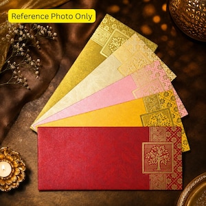 Könnte beinhalten: Ein Set aus fünf rechteckigen Umschlägen in Rot, Gelb, Rosa, Creme und Gold. Jeder Umschlag hat eine strukturierte Oberfläche und einen vertikalen Streifen auf der rechten Seite, der mit einem goldenen Baum-Motiv und Blumenmustern verziert ist.