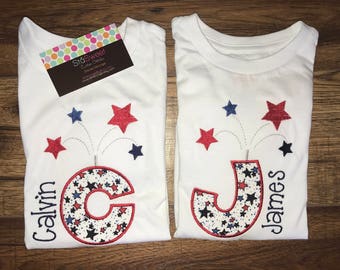 Niños o niñas personalizados apliques cuatro de julio inicial fuegos artificiales mono o camiseta