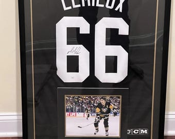 Maillot encadré dédicacé de Mario Lemieux des Penguins de Pittsburgh avec lettre d'authenticité JSA