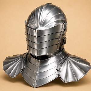 Op de afbeelding: Een gepolijste stalen ridderhelm met een geribbelde, ronde kap en een meerlaags vizier met horizontale spleten. De helm is bevestigd aan een bijpassende halskraag met brede, waaiervormige schouderstukken, vastgezet met metalen klinknagels.