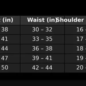 以下が含まれることがあります： 黒と白の服のサイズを詳述した表。胸囲（91〜127 cm）、ウエスト（76〜112 cm）、肩幅（41〜53 cm）、身長（165〜196 cm）のサイズSからXXLまでの測定値が含まれています。