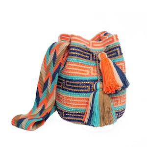 Puede incluir: Bolso de hombro tejido en colores vibrantes como naranja, turquesa, azul marino y beige. El bolso presenta un patrón geométrico y borlas decorativas. La correa tiene un diseño en zigzag. Un accesorio elegante.