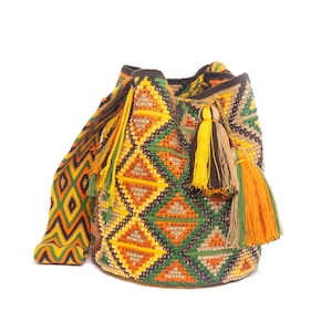 Puede incluir: Bolso de hombro hecho a mano con un patrón geométrico y colores vibrantes. El bolso presenta una mezcla de amarillo, naranja, verde y marrón, con borlas decorativas. La correa tiene un patrón de diamantes repetido. Un accesorio único.