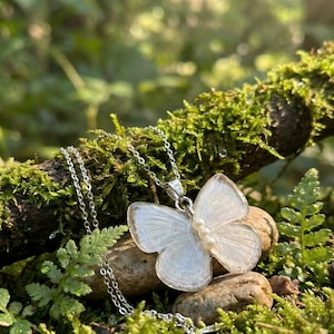 Collar de mariposa Celeno de Jamides, plata de ley S925, colgante de ala blanca etérea, cuerpo de perla, joyería nupcial, azul pálido