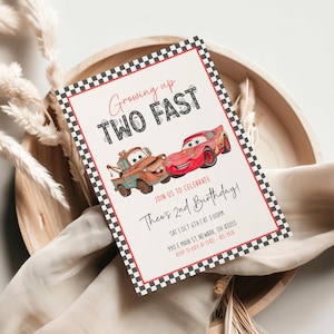 Op de afbeelding: Een verjaardagsuitnodiging met een rood-zwarte geblokte rand. De uitnodiging bevat illustraties van twee cartoonauto's en de tekst "Growing up TWO FAST". Het bevat ook de tekst "Theo's 2nd Birthday!"