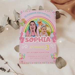 Op de afbeelding: Een roze verjaardagsuitnodiging voor de derde verjaardag, met de naam "Sophia". Het ontwerp bevat een regenboog, muzieknoten en ballonnen. De uitnodiging heeft ook een foto van een meisje en de tekst "Hi Friends! Can you say..."