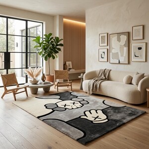 K&ouml;nnte beinhalten: Ein rechteckiger Teppich mit einem stilisierten Cartoon-Charakter-Design, das einen Totenkopf und behandschuhte H&auml;nde zeigt. Der Teppich ist in Creme-, Hellgrau-, Dunkelgrau- und Schwarzt&ouml;nen gehalten und weist markante X-Symbole auf.