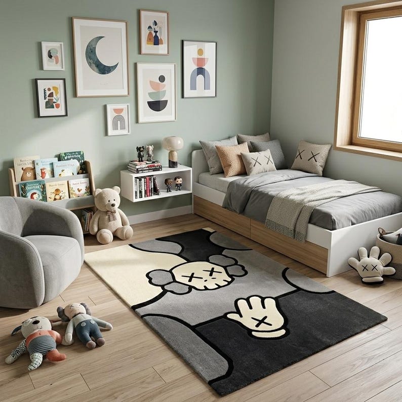 K&ouml;nnte beinhalten: Ein rechteckiger Teppich mit einem stilisierten Charakterdesign, das einen Totenkopf, X-f&ouml;rmige Augen und behandschuhte H&auml;nde in einer Farbpalette aus Schwarz, Grau und Creme zeigt. Der Teppich liegt auf einem hellen Holzboden in einem Schlafzimmer.