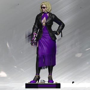 Pode incluir: Estatueta de uma mulher vestindo uma jaqueta de couro preta sobre um vestido roxo com franjas. Ela usa óculos de sol, luvas pretas e sapatos de salto alto. A figura está em uma plataforma preta e roxa.