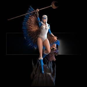 Könnte beinhalten: Statue einer weiblichen Figur in einem weißen und blauen Body mit Federflügeln, die einen Stab mit einem Halbmond an der Spitze hält. Eine kleine, braune Kreatur steht neben ihr. Die Statue steht auf einem dunklen, strukturierten Sockel.