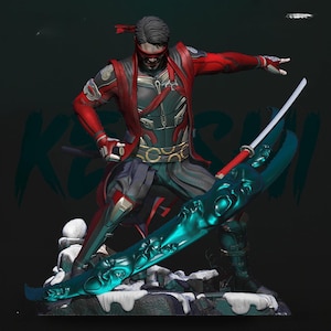 Puede incluir: Figura detallada de un guerrero con un atuendo rojo y negro, con una venda en los ojos y una katana. El guerrero posa con una gran espada de color turquesa. La base es un paisaje nevado.