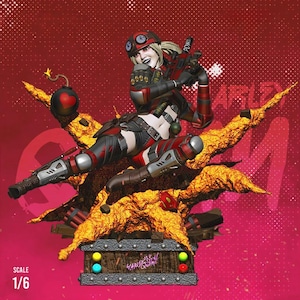 Puede incluir: Una detallada figura de Harley Quinn en una pose dinámica, vestida con un atuendo rojo y negro con gafas. La figura está montada sobre una base dorada texturizada con el texto "Harley Quinn" y "Scale 1/6". También es visible una bomba en forma de corazón.