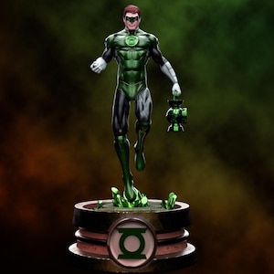 Pode incluir: Uma figura de ação do Lanterna Verde em pose dinâmica, vestindo um traje verde e preto com um emblema brilhante. A figura segura uma lanterna verde e está sobre uma base com o símbolo do Lanterna Verde.