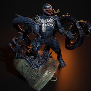 Könnte beinhalten: Detaillierte Figur von Venom, einem Marvel Comics-Charakter, in einer dynamischen Pose. Die Figur ist überwiegend dunkelblau mit weißen und silbernen Akzenten. Sie steht auf einem dekorativen Sockel mit keltischem Kreuzmuster. Die Figur hat eine lange, rote Zunge.