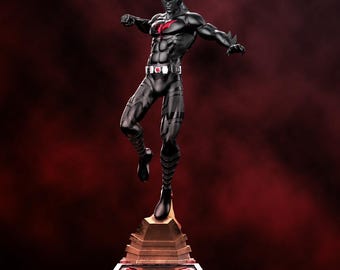 Può includere: Statua nera di Batman Beyond con un simbolo rosso del pipistrello sul petto. La figura è in posa a mezz'aria su una base color bronzo con un accento rosso. La statua ha una texture dettagliata ed è ambientata su uno sfondo rosso scuro.