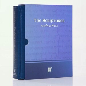 Może przedstawiać: Niebieski zestaw książek zatytułowany "The Scriptures" w pasującym etui. Grzbiet książki i etui zawierają tytuł w kolorze białym, z dekoracyjnym kwiatowym wzorem. Na dole etui znajduje się logo.
