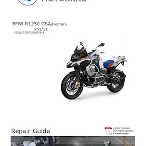 Puede incluir: Una motocicleta BMW R1250 GSA Adventure blanca, azul y roja. La imagen incluye el logotipo de BMW Motorrad y el texto "BMW R1250 GSAdventure K51/11". También se muestra una guía de reparación.